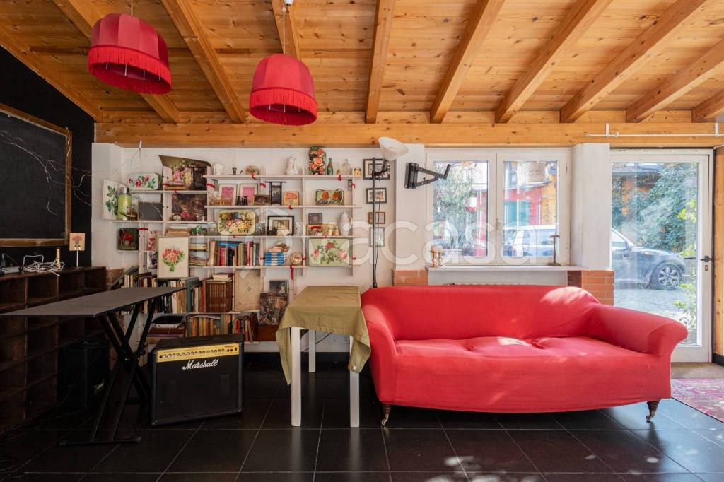 negozio in vendita a Milano in zona Muggiano