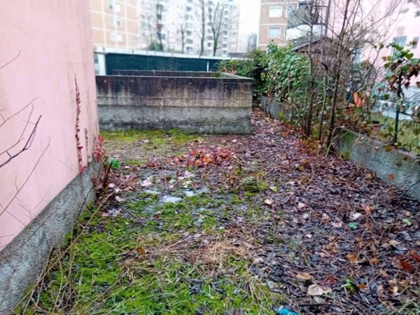 locale commerciale in vendita a Milano in zona Gratosoglio