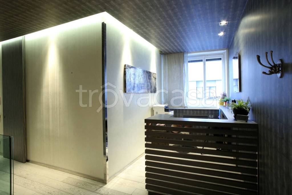 ufficio in vendita a Milano in zona Guastalla