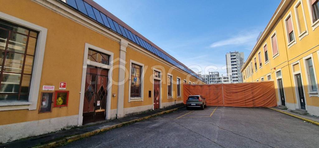 ufficio in vendita a Milano in zona Crescenzago