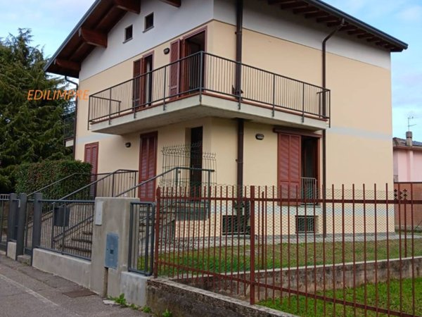 casa indipendente in vendita a Milano in zona Guastalla