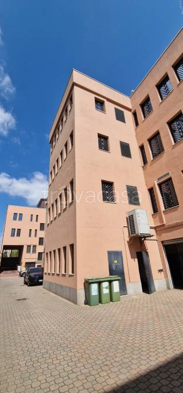 appartamento in vendita a Milano in zona Lorenteggio