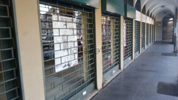 negozio in vendita a Milano in zona Baggio