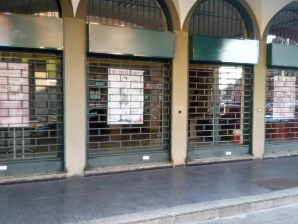 negozio in vendita a Milano in zona Baggio