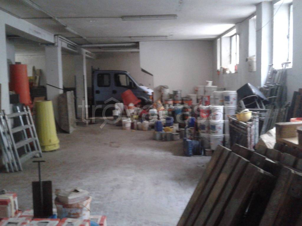 locale commerciale in vendita a Milano in zona Forze Armate