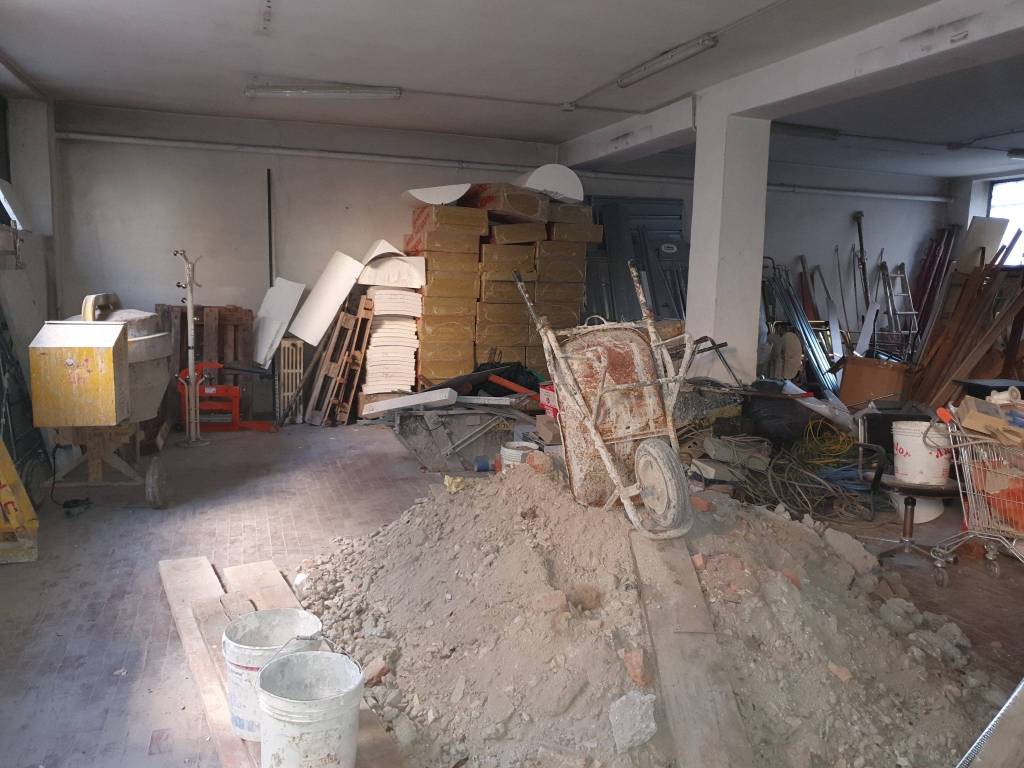 locale commerciale in vendita a Milano in zona Forze Armate