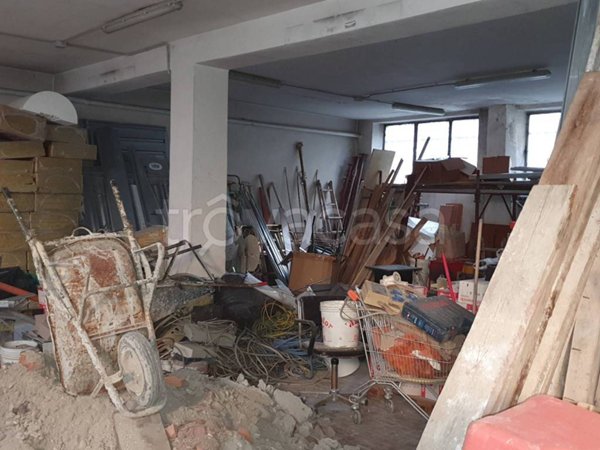 locale commerciale in vendita a Milano in zona Forze Armate