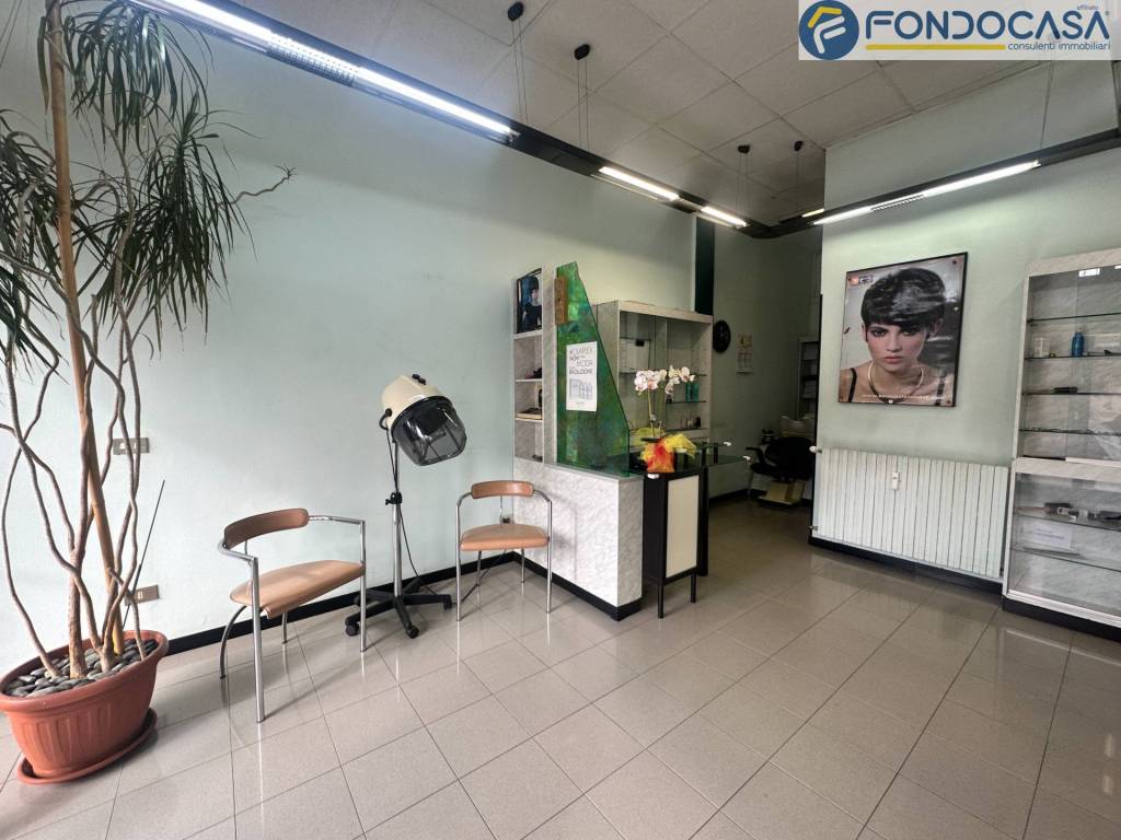negozio in vendita a Milano in zona Barona