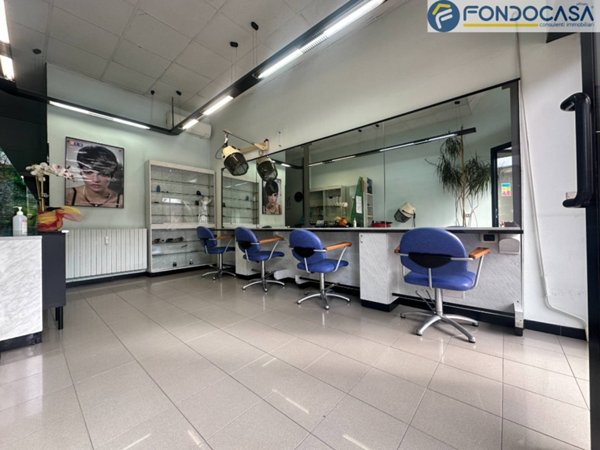 negozio in vendita a Milano in zona Famagosta