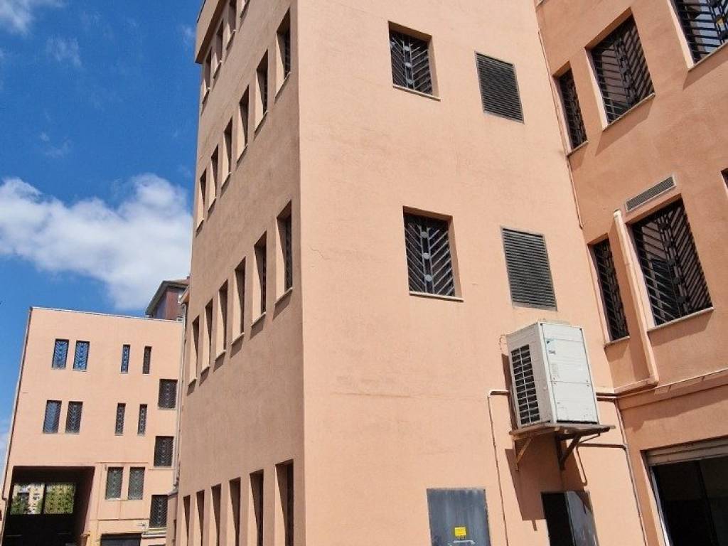 ufficio in vendita a Milano in zona Famagosta