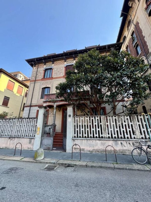 appartamento in vendita a Milano in zona Sempione
