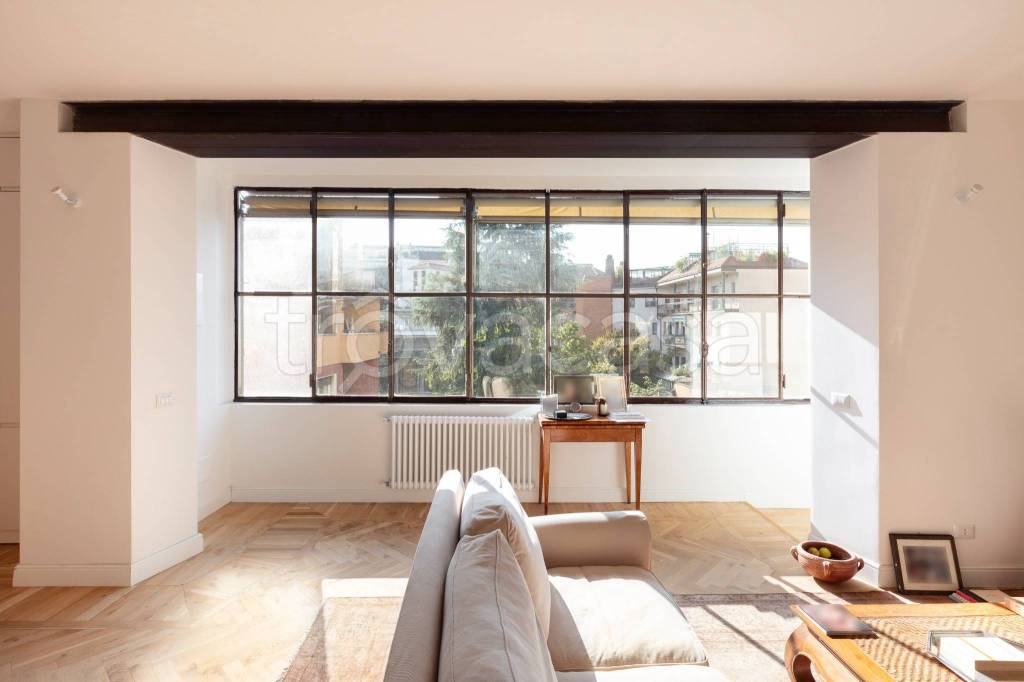 appartamento in vendita a Milano in zona Bullona