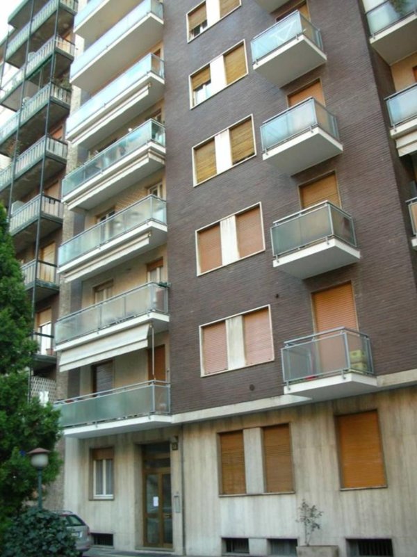 appartamento in vendita a Milano in zona Lorenteggio