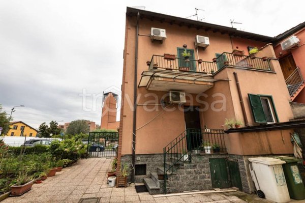 casa indipendente in vendita a Milano in zona Adriano