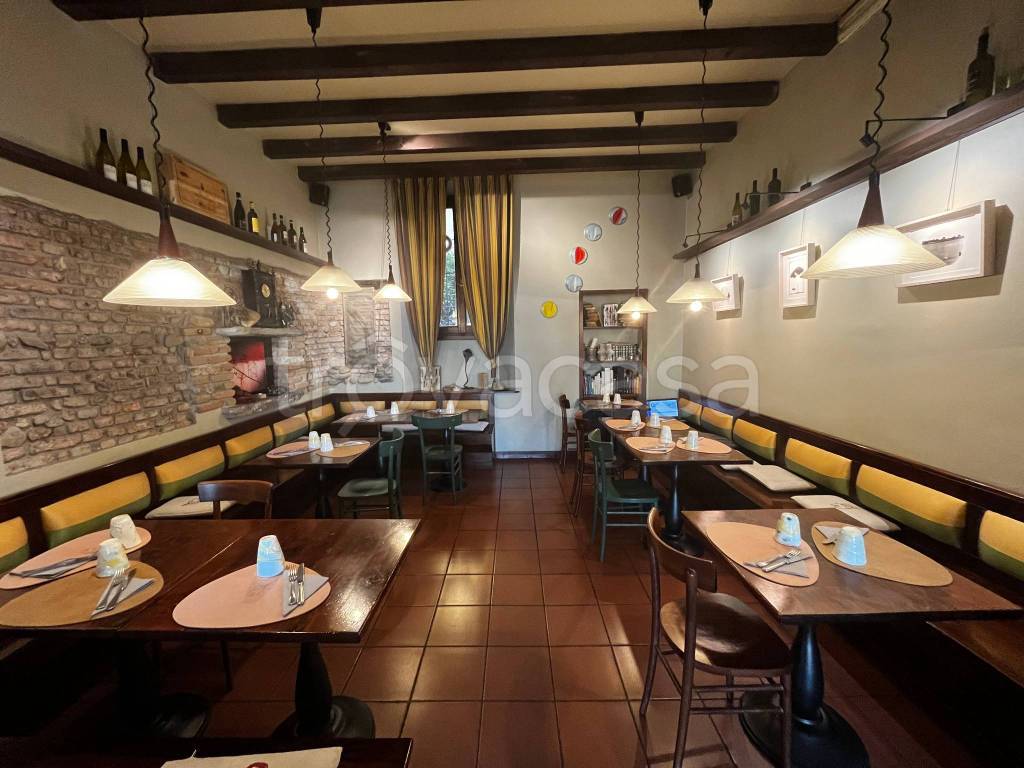negozio in vendita a Milano in zona Barona