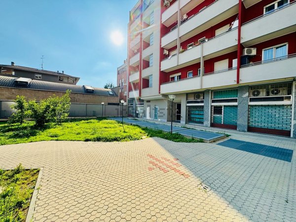 negozio in vendita a Milano in zona Famagosta