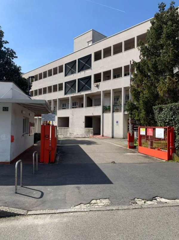 negozio in vendita a Milano in zona Gallaratese