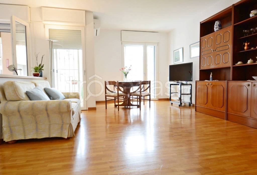 appartamento in vendita a Milano in zona Famagosta