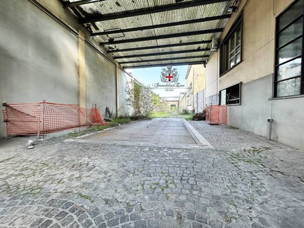 locale commerciale in vendita a Milano in zona Lambrate