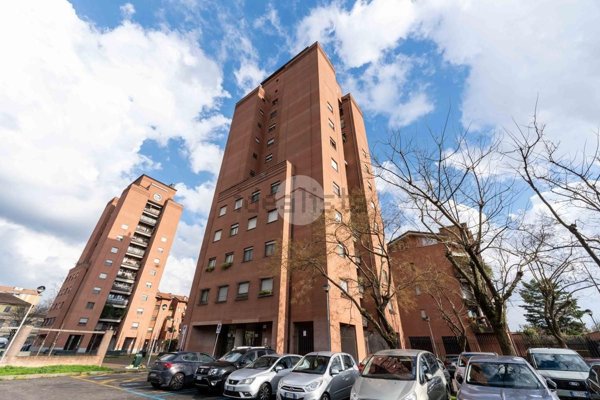 appartamento in vendita a Milano in zona Lorenteggio