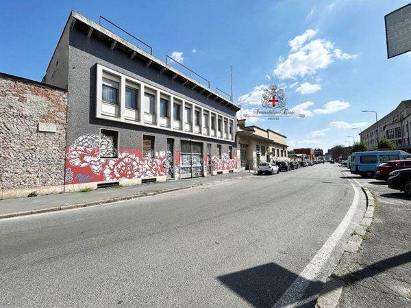 locale commerciale in vendita a Milano in zona Lambrate