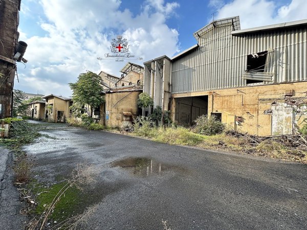 capannone in vendita a Milano in zona Lambrate