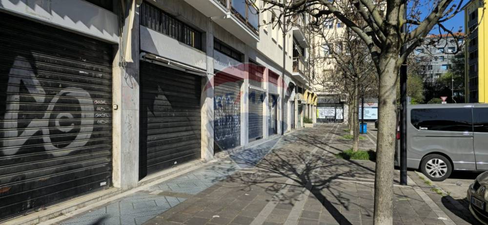 negozio in vendita a Milano in zona Quarto Oggiaro