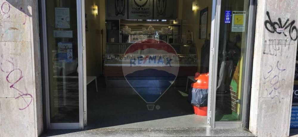 negozio in vendita a Milano in zona Quarto Oggiaro