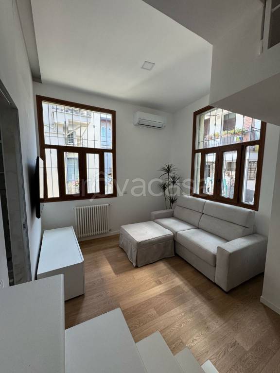 appartamento in vendita a Milano in zona Porta Ticinese