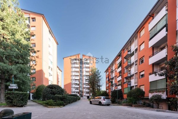 appartamento in vendita a Milano in zona Lorenteggio