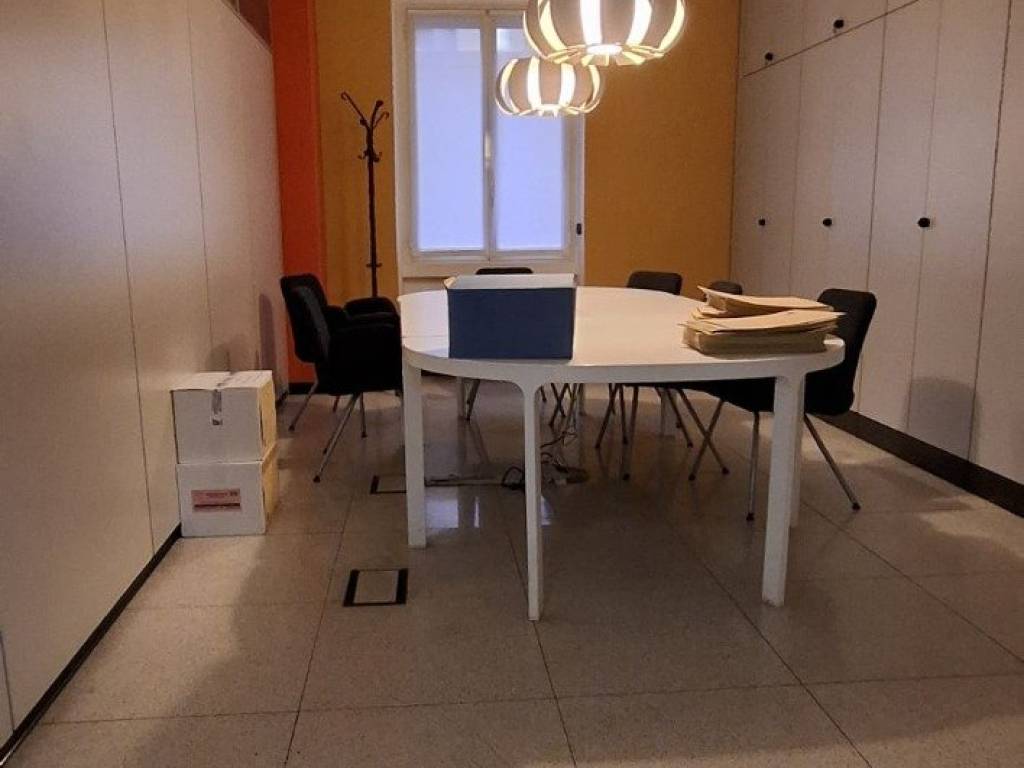 ufficio in vendita a Milano in zona Guastalla