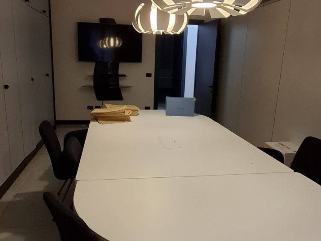 ufficio in vendita a Milano in zona Guastalla