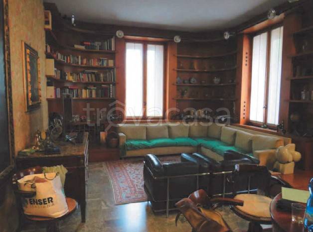 appartamento in vendita a Milano in zona Sant'Ambrogio
