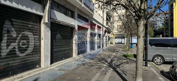 locale commerciale in vendita a Milano in zona Quarto Oggiaro