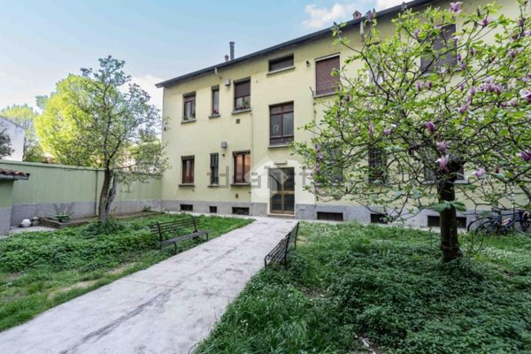 appartamento in vendita a Milano in zona Lorenteggio