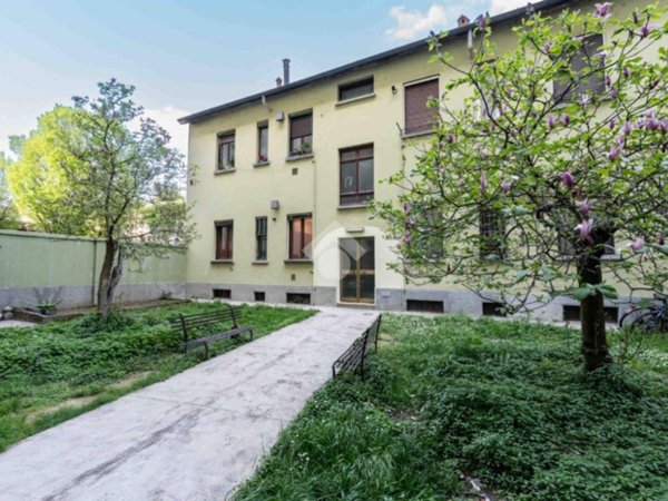 appartamento in vendita a Milano in zona Lorenteggio