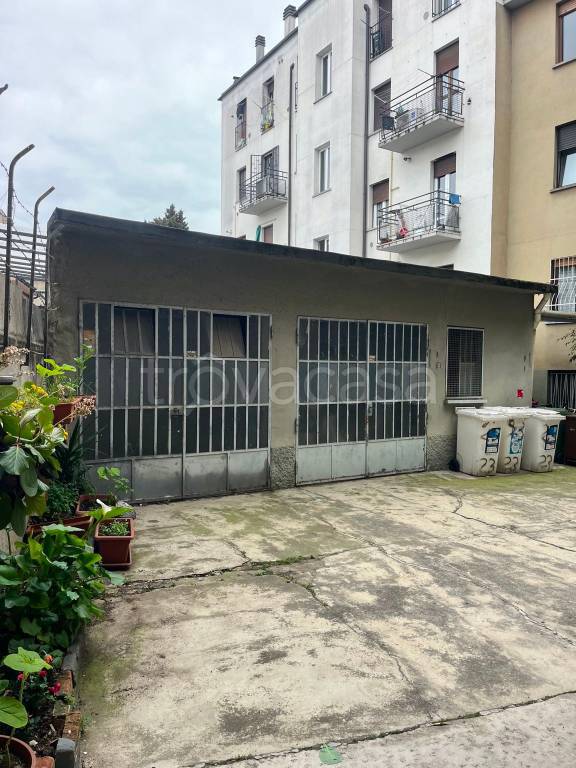 negozio in vendita a Milano in zona Rottole