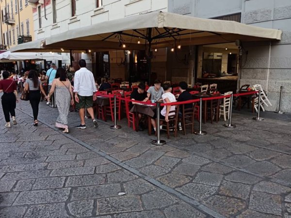 negozio in vendita a Milano in zona Porta Ticinese