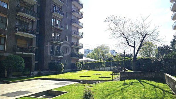 appartamento in vendita a Milano in zona Lorenteggio