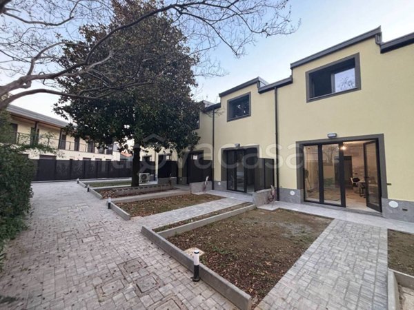 casa indipendente in vendita a Milano in zona Crescenzago