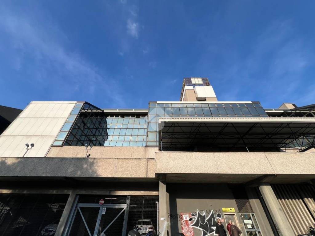 ufficio in vendita a Milano in zona Gallaratese