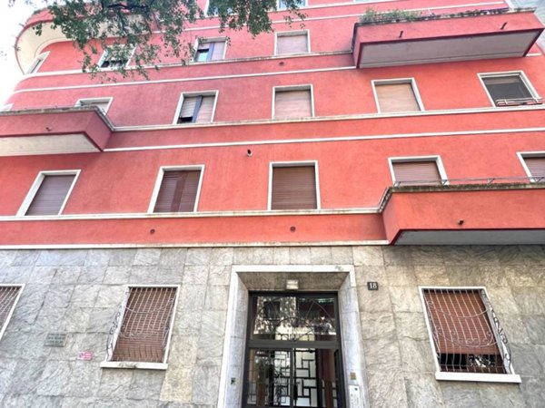 appartamento in vendita a Milano in zona Lorenteggio