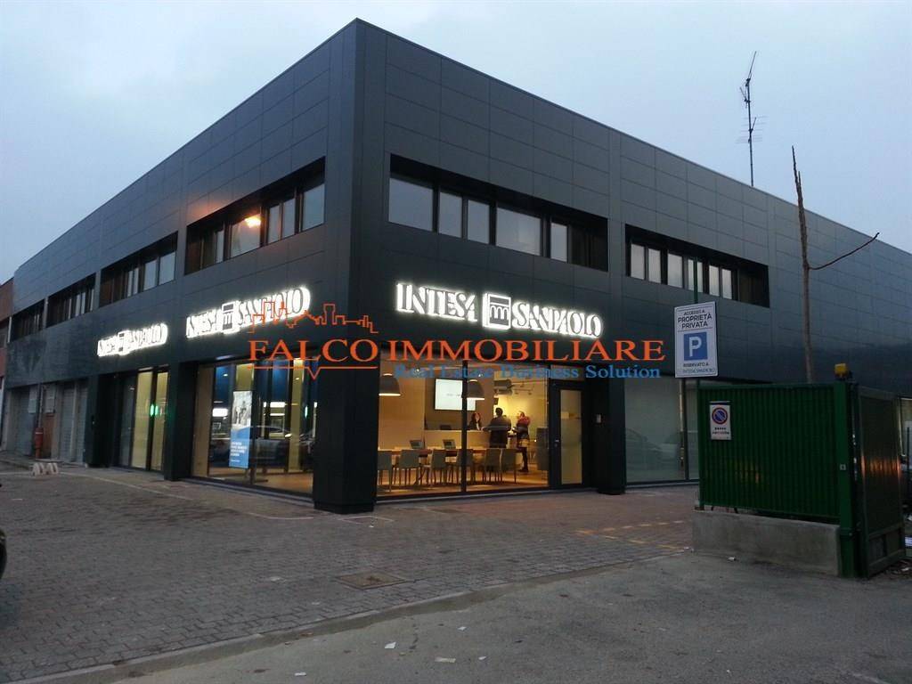 locale commerciale in vendita a Milano in zona Barona