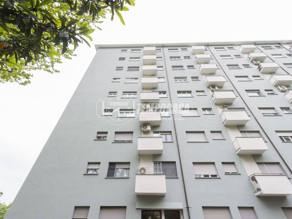 appartamento in vendita a Milano in zona Lorenteggio