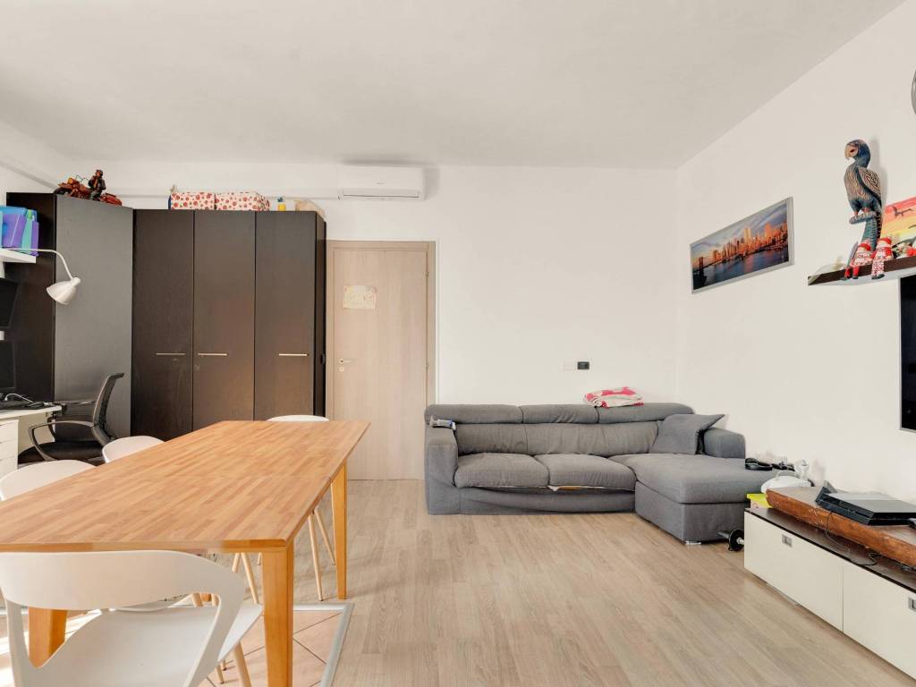 appartamento in vendita a Milano in zona Lorenteggio