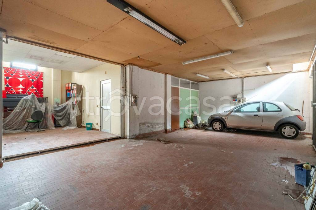 locale commerciale in vendita a Milano in zona Famagosta