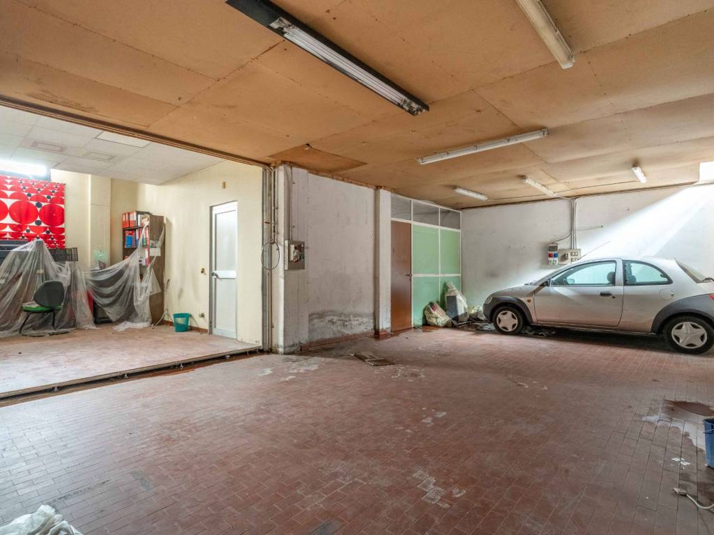locale commerciale in vendita a Milano in zona Famagosta