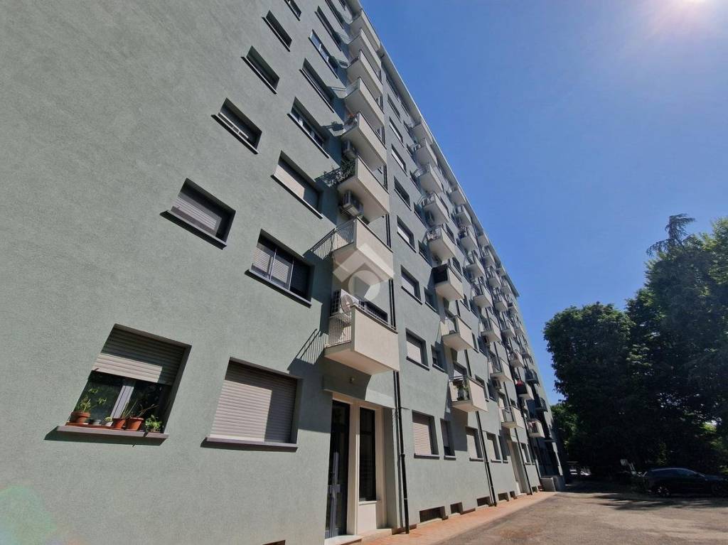 appartamento in vendita a Milano in zona Lorenteggio
