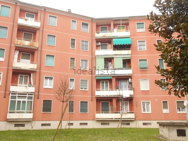 appartamento in vendita a Milano in zona Lorenteggio