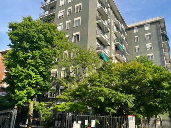 appartamento in vendita a Milano in zona Lorenteggio